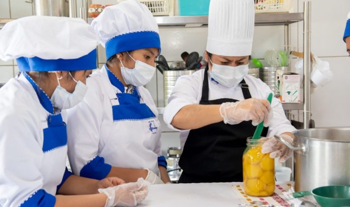 Alimentos y bebidas Swisscontact personal calificado