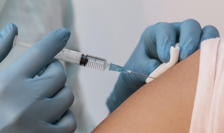 asofarma -paciente-recibiendo-su-vacuna