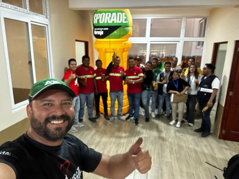 AJE entrega 25,200 botellas de Sporade a bomberos en emergencia del Volcán de Agua