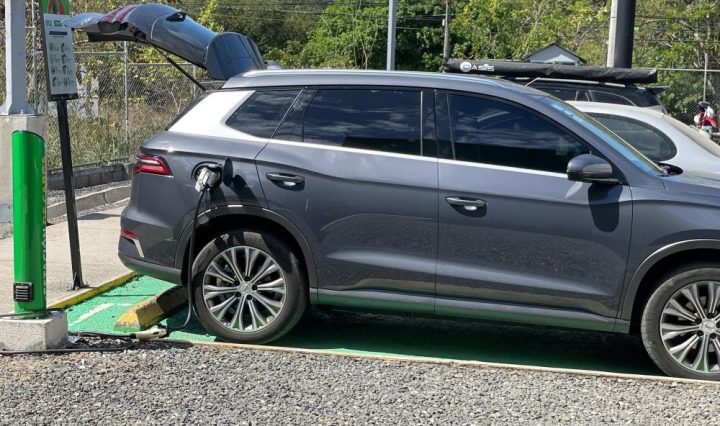 Estación de recarga walmart dia de la tierra