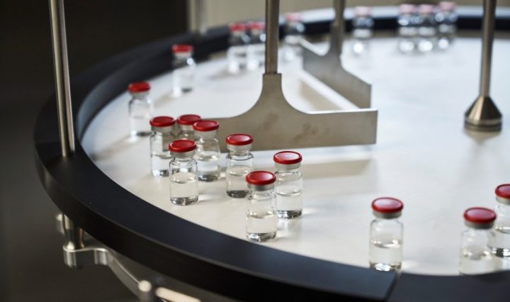 Se calcula que solo en 2021, las vacunas contra la COVID-19 salvaron la vida de unos 14,4 millones de personas en el mundo.