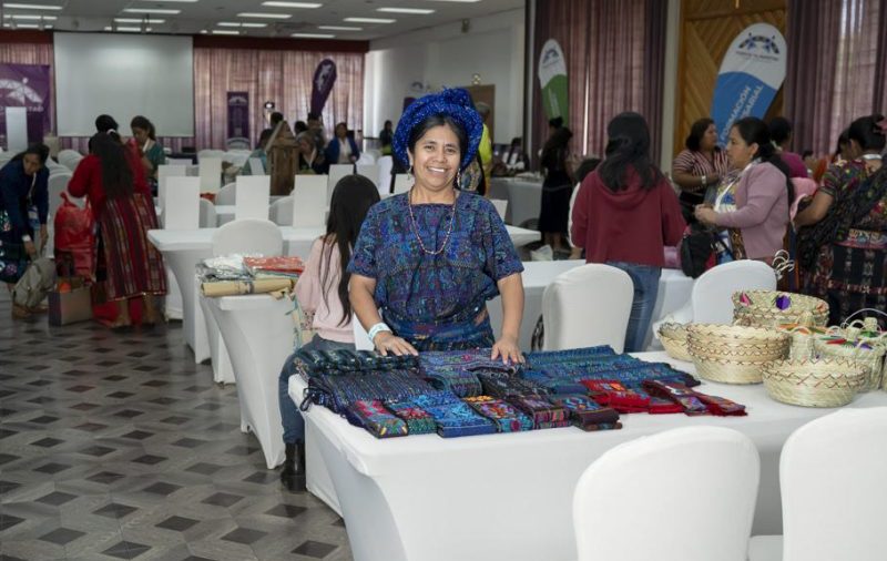 Emprendedoras del occidente del país, conectan y aprenden en esta actividad de networking del programa de emprendimiento, Puente al Éxito.