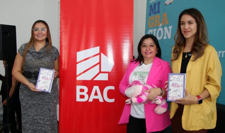 La escritora dictó una conferencia en la cual compartió su experiencia personal y las motivaciones que la llevaron a escribir este libro para las adolescentes