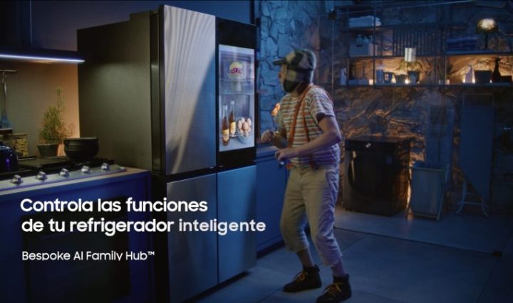 Presentando cómo sería el interior de la casa de la Bruja del 71 con conectividad, Samsung lleva SmartThings al pueblo, demostrando cómo la integración perfecta en el hogar transforma la nostalgia en magia cotidiana