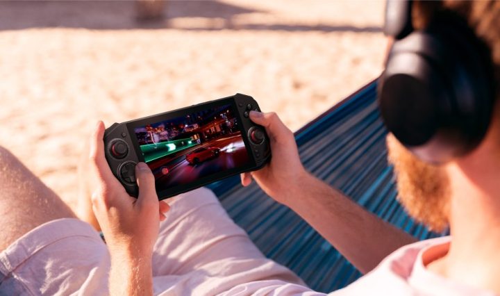 Acer Nitro Blaze 7_lifestyle 1