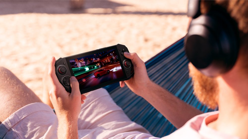 Acer Nitro Blaze 7_lifestyle 1