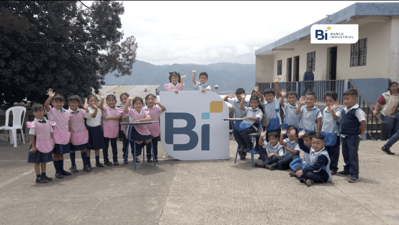 NET, con el apoyo de Banco Industrial y otras marcas amigas, ha fabricado escritorios a partir de plástico duro reciclado los cuales se donaron a la Escuela Oficial Rural Mixta No. 866.