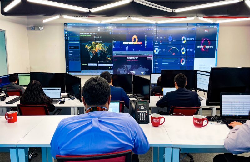 Según la última investigación del ISC2, hacen falta un promedio de 3.5 millones de profesionales para cubrir la demanda laboral en ciberseguridad.