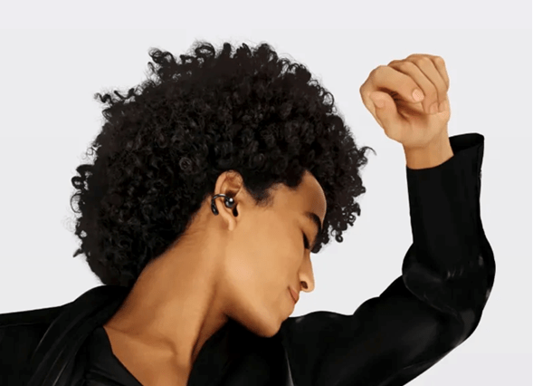 Para esos viajes largos o para dejar de cargar tus audífonos constantemente, los HUAWEI FreeClip te ofrecen una sorprendente autonomía de hasta 36 horas.