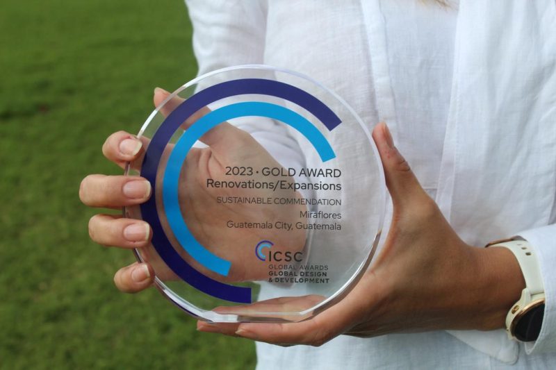 Spectrum ha sido reconocido internacionalmente con el Galardón Oro en los Global Design & Development Awards del ICSC 2023. Este prestigioso premio destaca la innovación y excelencia en la renovación y expansión de Miraflores, consolidándolo como un referente en la industria de centros comerciales a nivel mundial