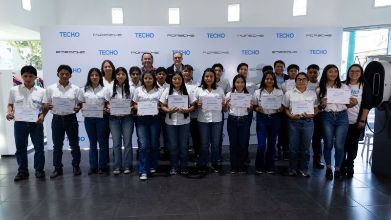 70 jóvenes latinoamericanos graduados del programa de formación en mecánica automotriz impulsado por Porsche y TECHO