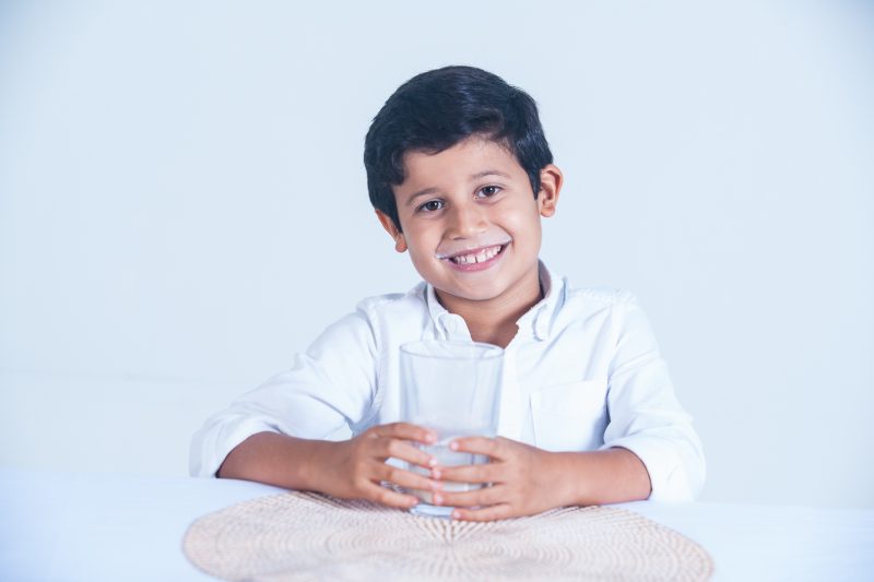 En el año 2023, 64 millones de niños en 49 países recibieron leche u otras bebidas nutritivas en envases de Tetra Pak a través de Programas de Alimentación Escolar.