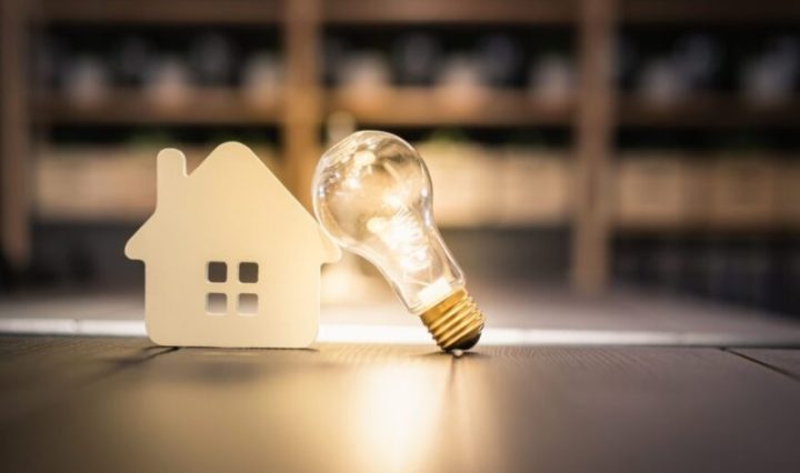 Las conexiones eléctricas defectuosas pueden originar descargas luminosas de electricidad y de altas temperaturas, que se conocen como arco eléctrico.