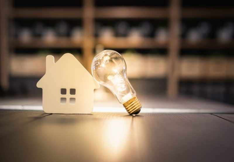 Las conexiones eléctricas defectuosas pueden originar descargas luminosas de electricidad y de altas temperaturas, que se conocen como arco eléctrico.