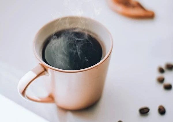 Un ligero cambio en tu taza de café puede hacer desaparecer hasta 200 calorías y mantener la misma dulzura que te da el azúcar.