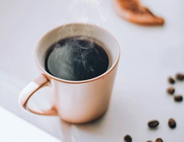 Un ligero cambio en tu taza de café puede hacer desaparecer hasta 200 calorías y mantener la misma dulzura que te da el azúcar.
