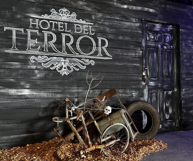 Miraflores está listo para sorprender a sus invitados con una experiencia inmersiva única en Guatemala: El Hotel del Terror. Durante todo el mes de octubre, aquellos valientes que crucen sus puertas se adentrarán en una aventura llena de suspenso y adrenalina. Esta atracción promete desafiar las emociones de los visitantes en un recorrido espeluznante