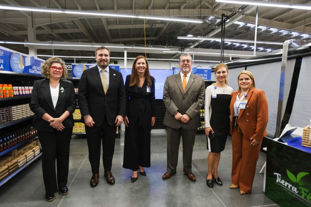 presidente Bernardo Arévalo visitó la nueva tienda Walmart Naranjo en fase final