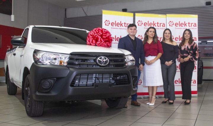 Tiendas Elektra premia a sus clientes con un Pickup TOYOTA Hilux 2025