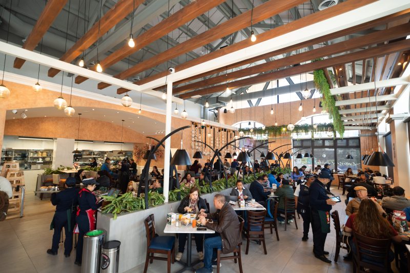 Ubicada en Metroplaza Salcajá, un nuevo espacio que fusiona tradición y modernidad, inspirado en la riqueza cultural de la región