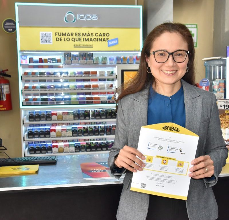 Comercios de Ciudad de Guatemala ocultan el precio de los cigarrillos y advierten a los consumidores: “Fumar es más caro de lo que imaginas”