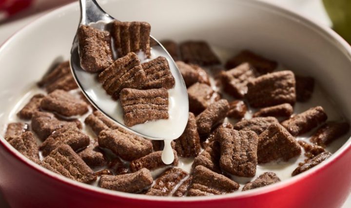 Al conservar todas las partes del grano, el cereal de grano entero ofrece una mayor cantidad de fibra, vitaminas y minerales de forma natural.