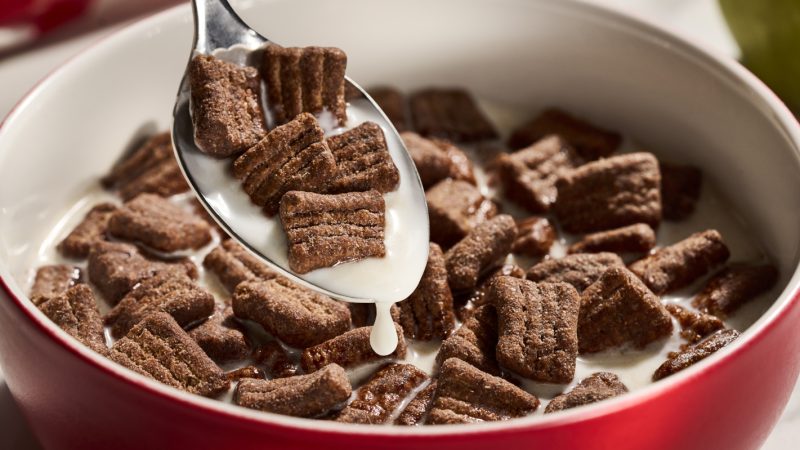 Al conservar todas las partes del grano, el cereal de grano entero ofrece una mayor cantidad de fibra, vitaminas y minerales de forma natural.