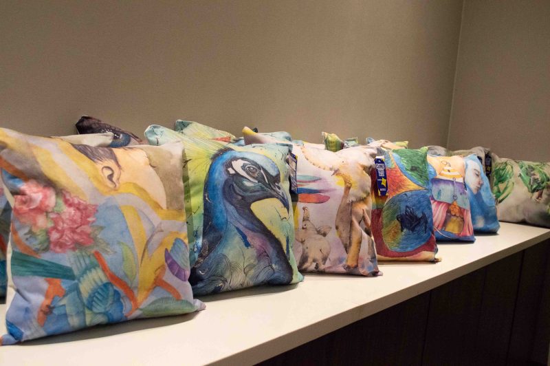 La nueva colección 2025 fue plasmada en 12 cojines decorativos que vienen a embellecer diferentes ambientes del hogar como salas y recámaras