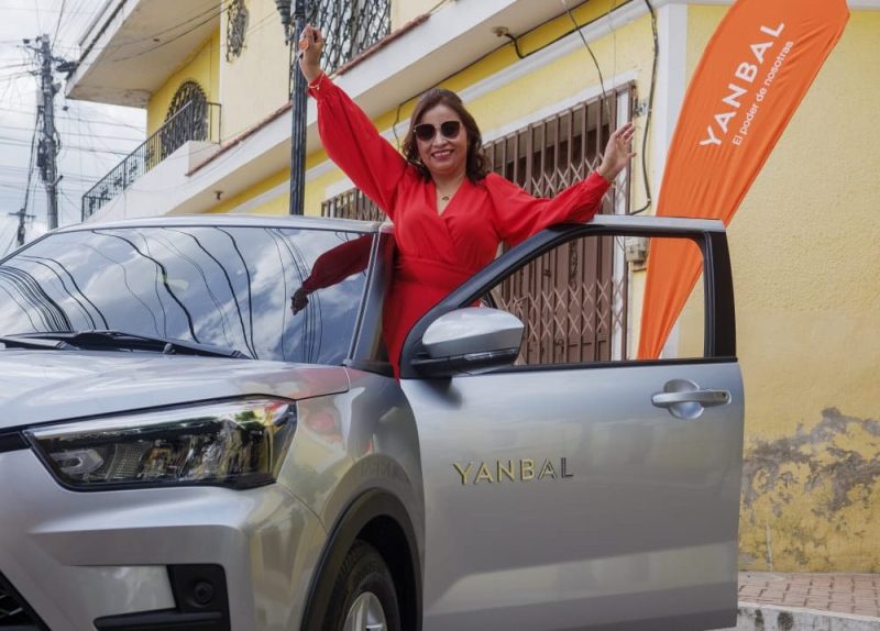 Yanbal Guatemala impulsa el emprendimiento y entrega vehículo 0 kilómetros a sus directoras independientes