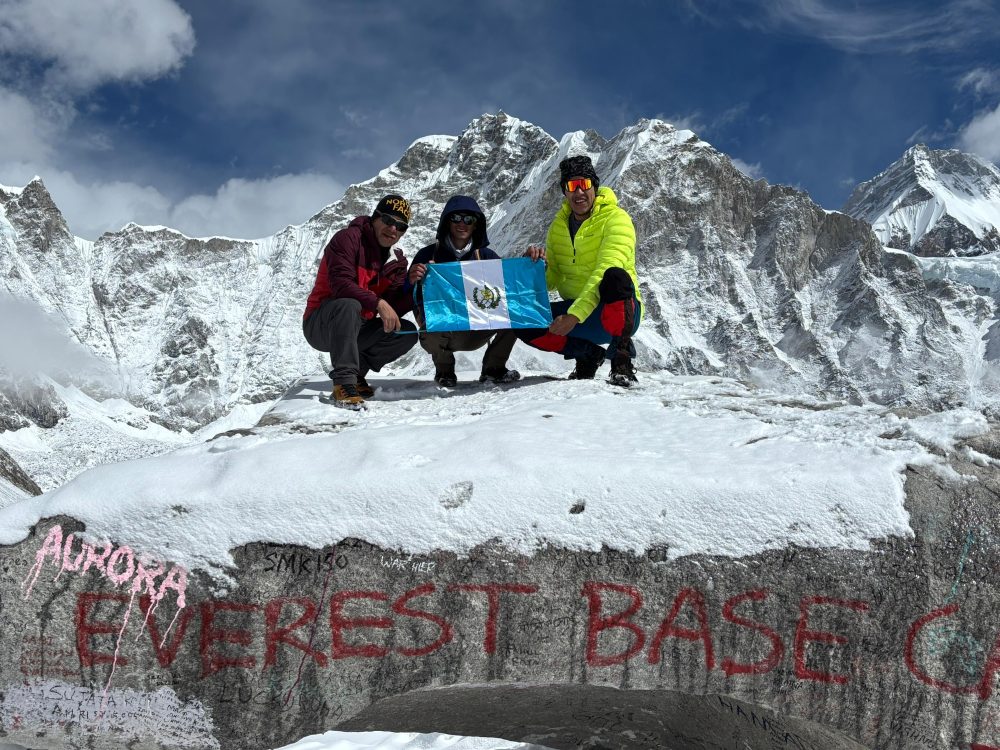 Guatemaltecos conquistan la cima del Island Peak en los Himalayas