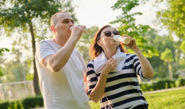 personas-bebiendo-yogurt