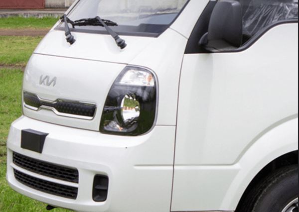 Diseñada para ofrecer un entorno ergonómico y confortable, proporciona una experiencia de conducción excepcional que desafía la percepción tradicional de los camiones comerciales.