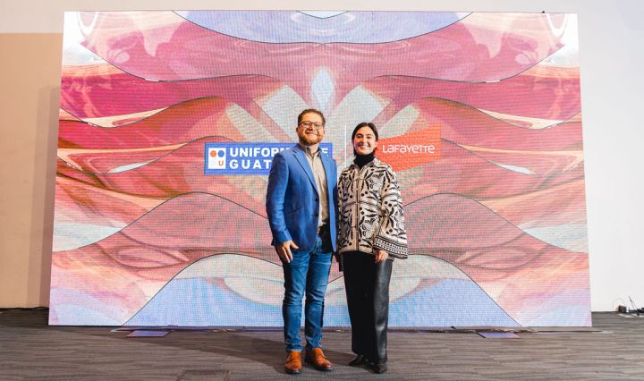 Presentan las tendencias de moda en uniformes para 2025