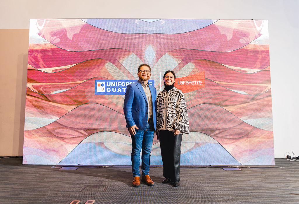 Presentan las tendencias de moda en uniformes para 2025