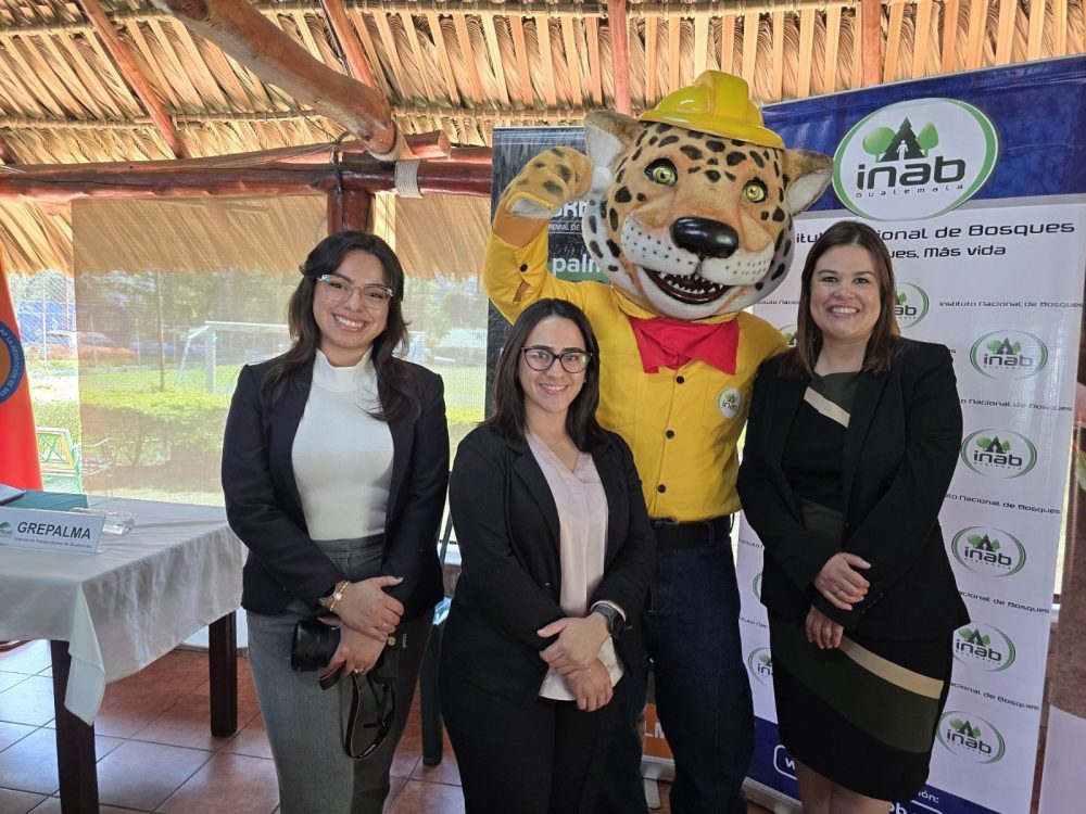 Equipo GREPALMA con Balam, personaje del INAB