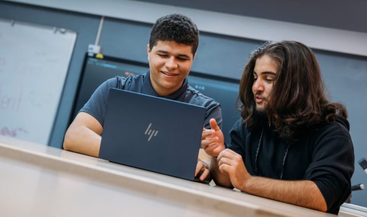 M44 SMAK post Fundación de Lewis Hamilton