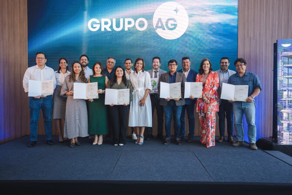 Representantes de Grupo AG y de empresas galardonadas