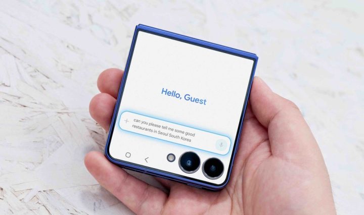 020-handson-galaxy-zflip7-blueshadow