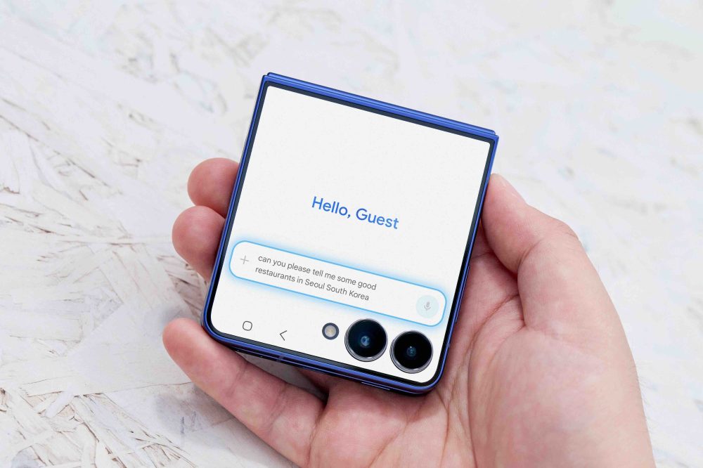 020-handson-galaxy-zflip7-blueshadow