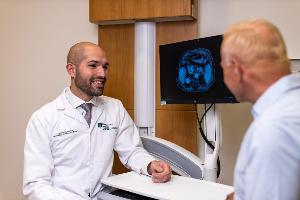 Dr. Domenech Asbun es cirujano hepatobiliar, de páncreas y de cirugía digestiva