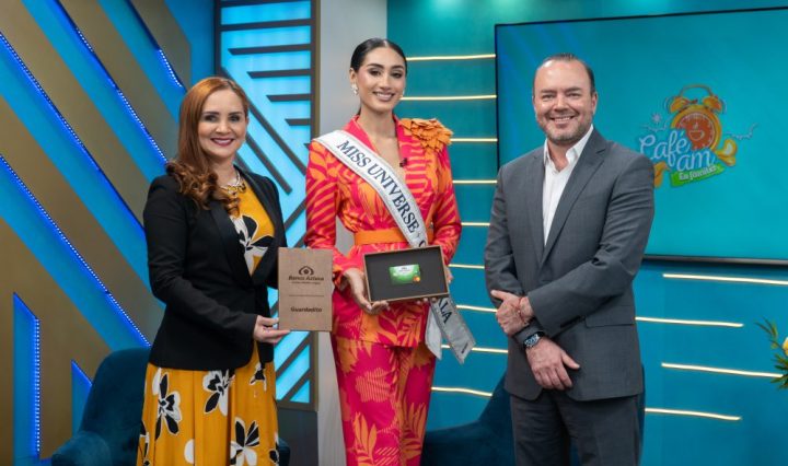 Elektra entrega premio a ganadora de Miss Universe Guatemala 2025