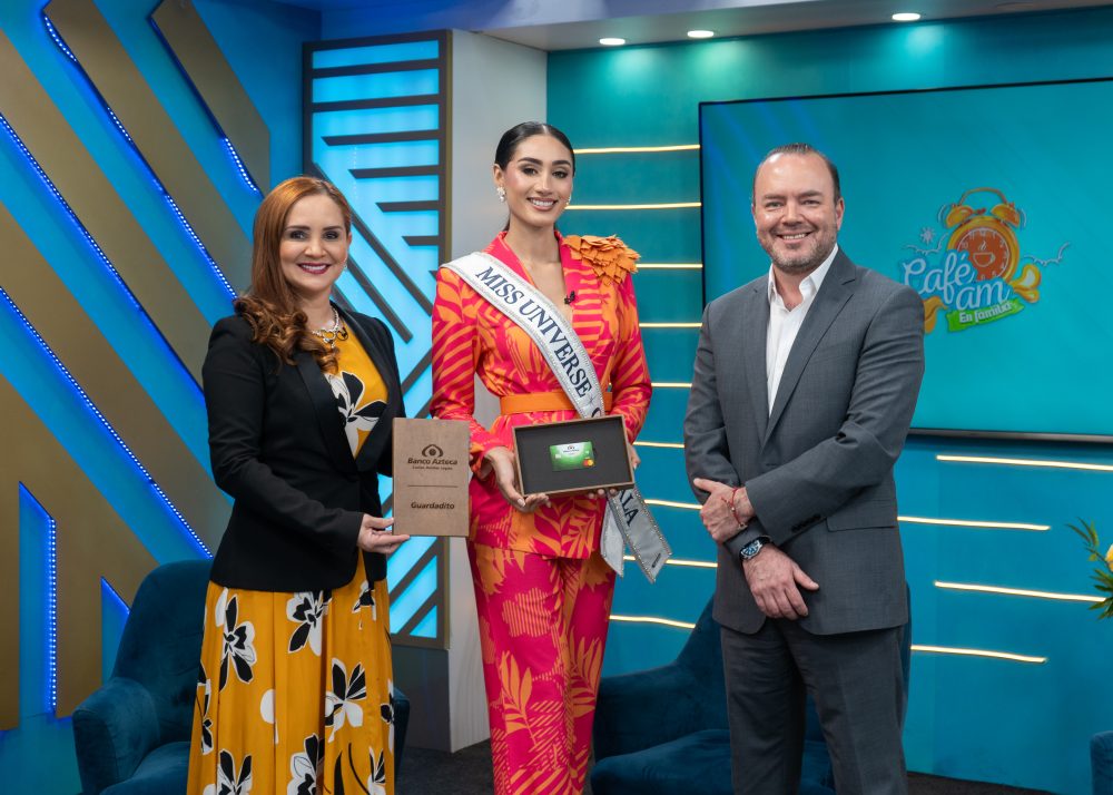 Elektra entrega premio a ganadora de Miss Universe Guatemala 2025