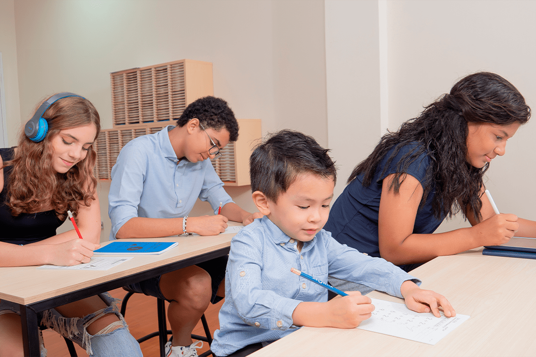 Kumon grupo de niños estudiando