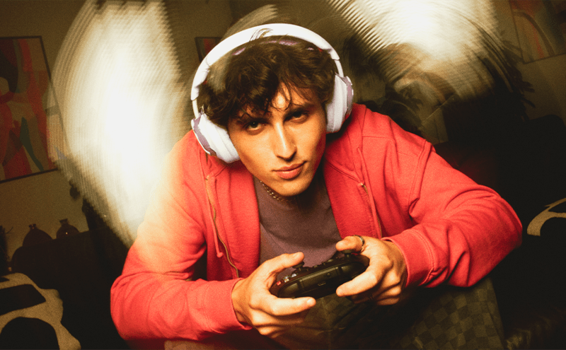 JBL_Quantum_650-lifestyle01-White-xbox