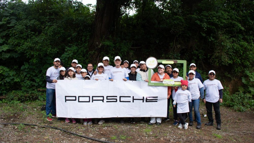 RVPN Porsche Guatemala y Grupo Los Tres plantan 1,250 árboles