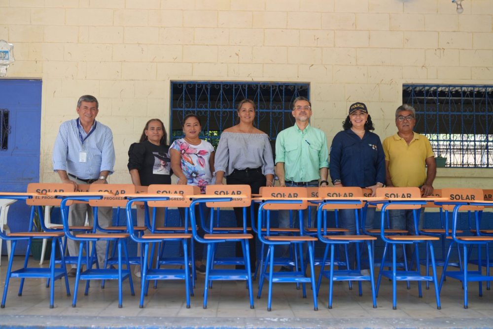 Solar El Progreso continúa fortaleciendo su compromiso con Jalpatagua a través de entrega de escritorios
