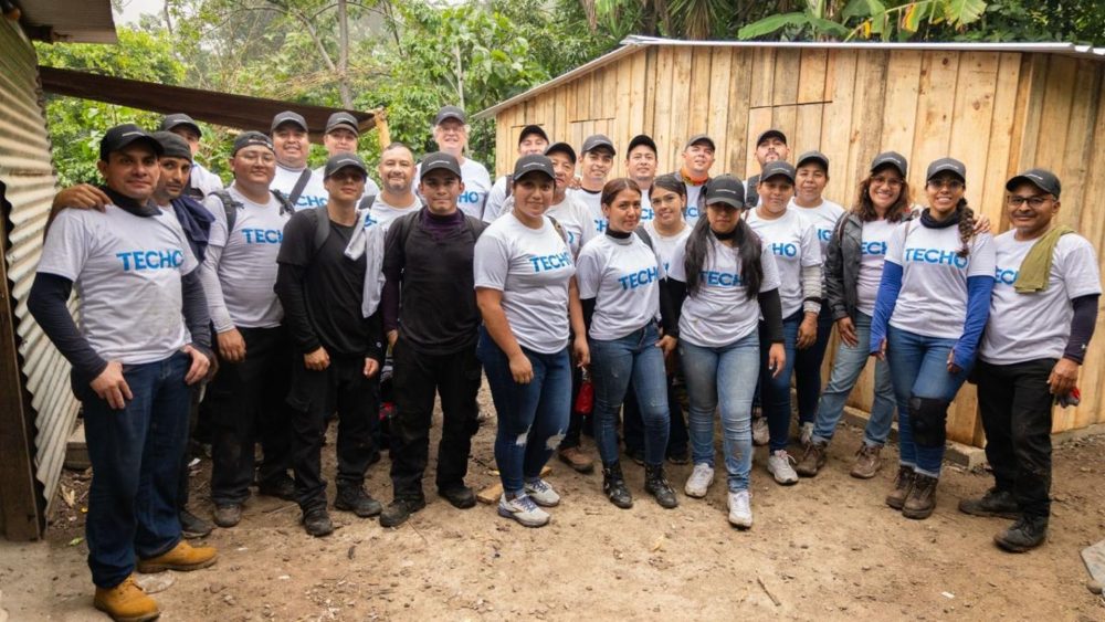 Porsche Guatemala y Grupo Los Tres junto a TECHO