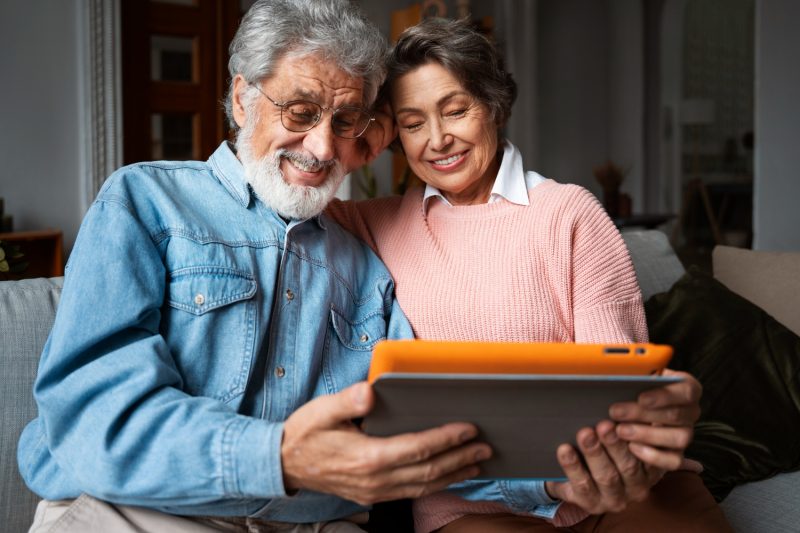 Protegiendo a los adultos mayores del engaño digital