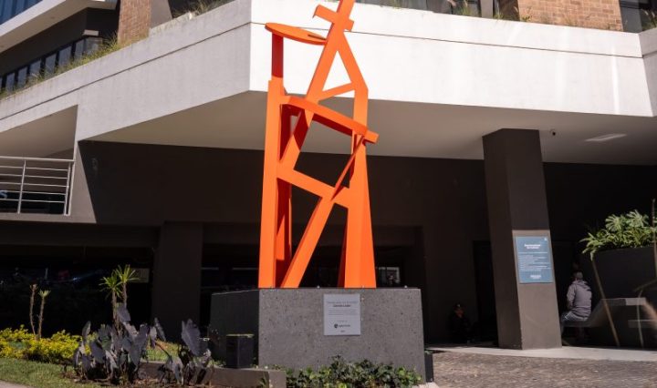 Escultura de Dennis Leder “Observador de Estrellas” transforma la experiencia urbana en Avenida Las Américas