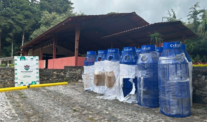 AJE entrega 14 puntos de acopio de plásticos para manejo de residuos a alcaldía de Antigua Guatemala